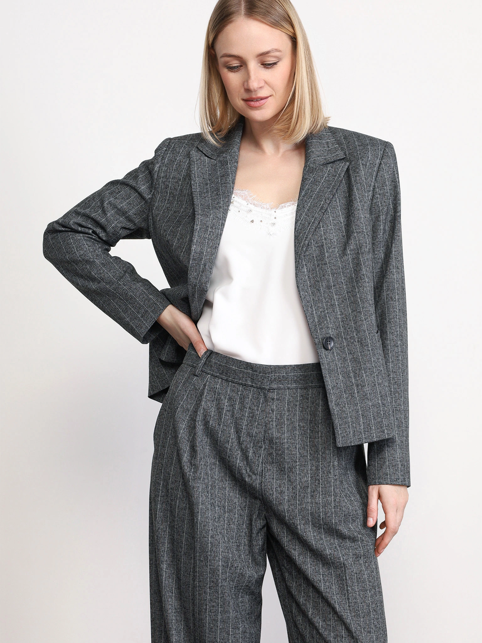 Пиджак однобортный темно-серого цвета в полоску